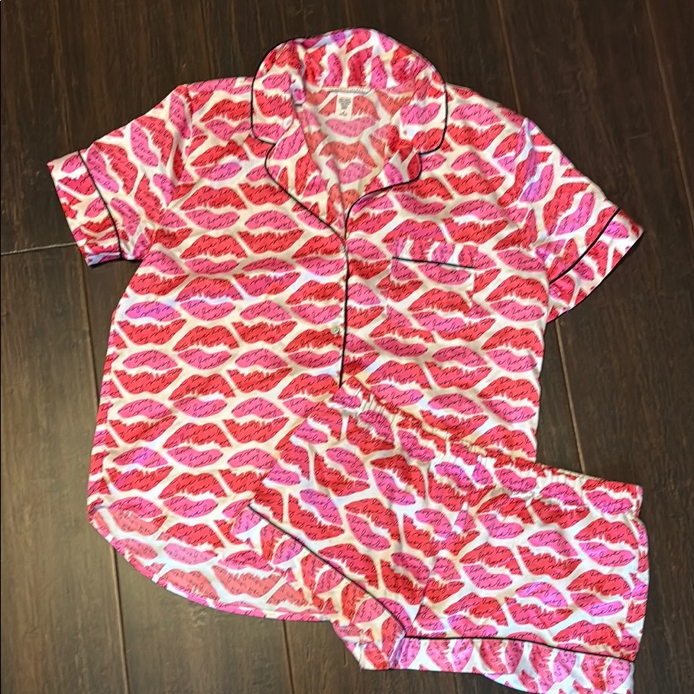 Victoria's Secret Pink and White Lip Print Pajama Set